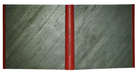 Einband mit offenem Falz, braunem Lederrücken, roter Heftung und Deckeln aus Stein, dekoriert mit geschmolzenem Metall.