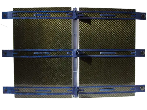 Einband mit offenem Falz, braunem Lederrücken, roter Heftung und Deckeln aus Stein, dekoriert mit geschmolzenem Metall.